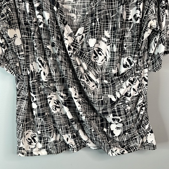 Susan Lawrence Printed Surplice Pullover Top Black White Half Sleeve Stretch 2X - Picture 4 of 10